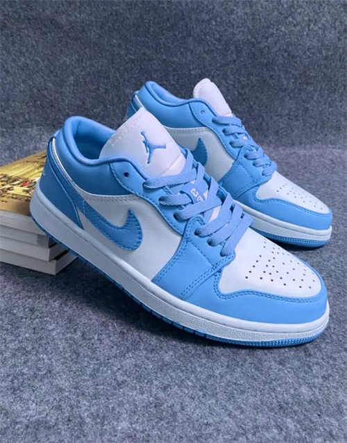 조던 1 로우 UNC 유니버시티 블루 AO9944-441 photo review