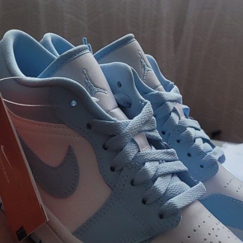 조던 1 로우 화이트 아이스 블루 DC0774-141 photo review