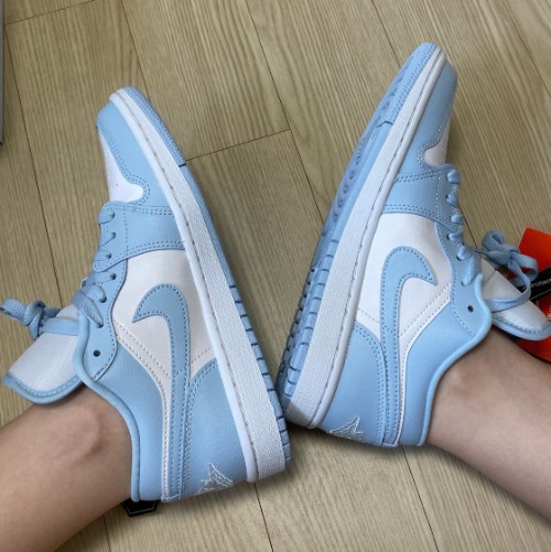 조던 1 로우 화이트 아이스 블루 DC0774-141 photo review