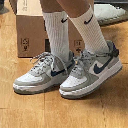 나이키 에어포스 1 LV8 애슬레틱 클럽 라이트 스모크 그레이 마리나 DH9597-001 photo review