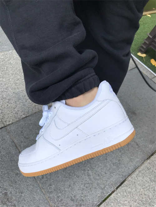 나이키 에어포스 1 '07 화이트 검 라이트 브라운 DJ2739-100 photo review