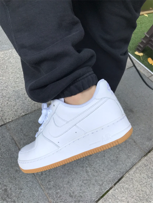 나이키 에어포스 1 '07 화이트 검 라이트 브라운 DJ2739-100 photo review