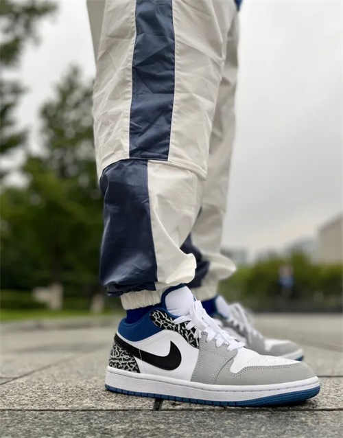 조던 1 로우 SE 화이트 블랙 타이다이 DM1199-100 photo review