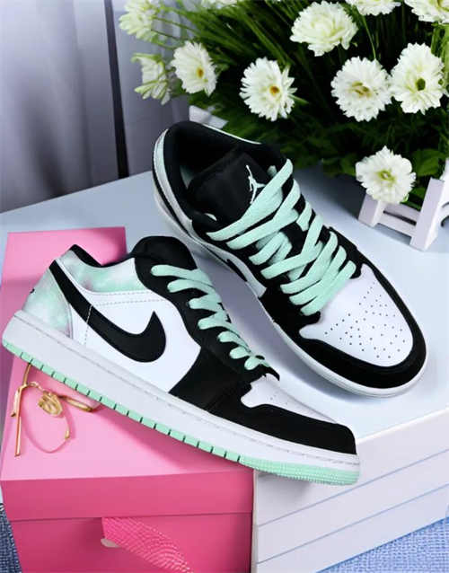 조던 1 로우 SE 화이트 블랙 타이다이 DM1199-100 photo review