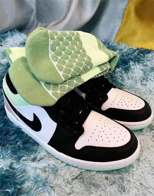 조던 1 로우 SE 화이트 블랙 타이다이 DM1199-100 photo review