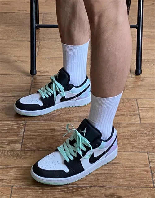 조던 1 로우 SE 화이트 블랙 타이다이 DM1199-100 photo review