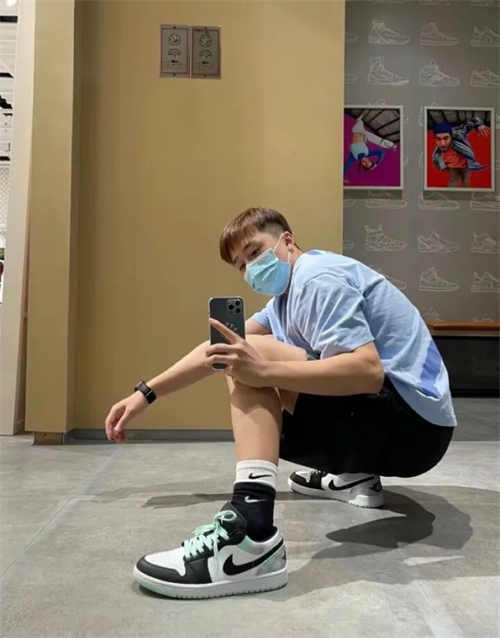 조던 1 로우 SE 화이트 블랙 타이다이 DM1199-100 photo review