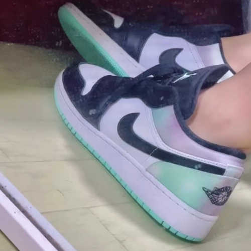 조던 1 로우 SE 화이트 블랙 타이다이 DQ2514-100 photo review