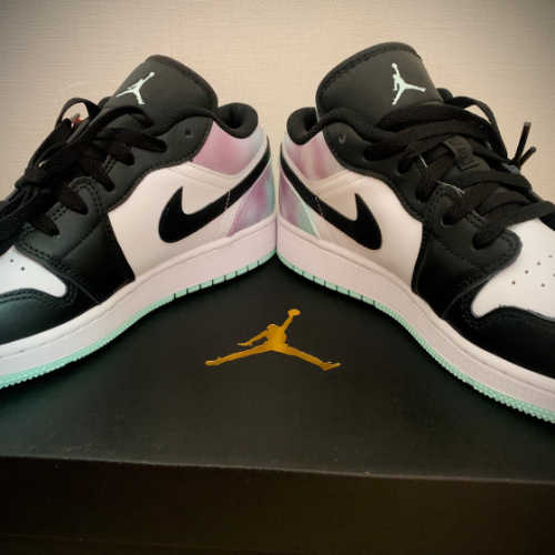 조던 1 로우 SE 화이트 블랙 타이다이 DQ2514-100 photo review