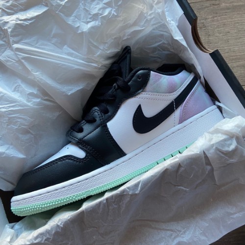 조던 1 로우 SE 화이트 블랙 타이다이 DQ2514-100 photo review