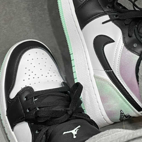 조던 1 로우 SE 화이트 블랙 타이다이 DQ2514-100 photo review