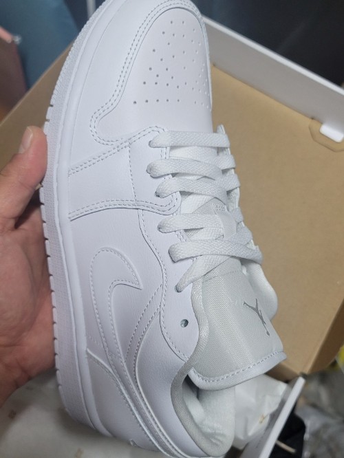 조던 1 로우 트리플 화이트 2022 DV0990-111 photo review