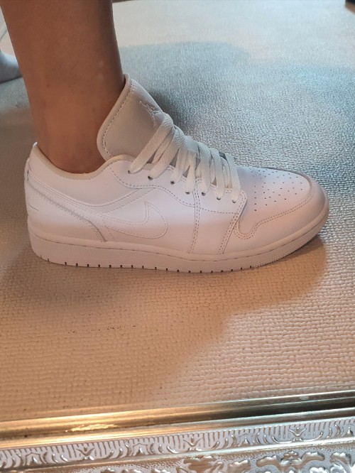 조던 1 로우 트리플 화이트 2022 DV0990-111 photo review