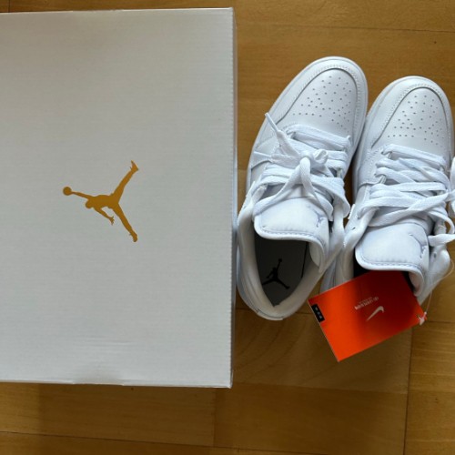 조던 1 로우 트리플 화이트 2022 DV0990-111 photo review