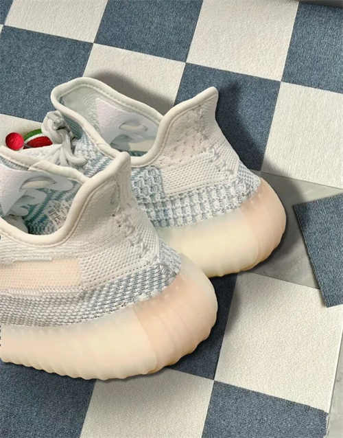 아디다스 이지 부스트 350 V2 클라우드 화이트 - 논리플렉티브 FW3043 photo review