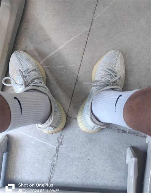 아디다스 이지 부스트 350 V2 클라우드 화이트 - 논리플렉티브 FW3043 photo review