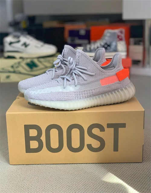 아디다스 이지 부스트 350 V2 테일라이트 FX9017 photo review