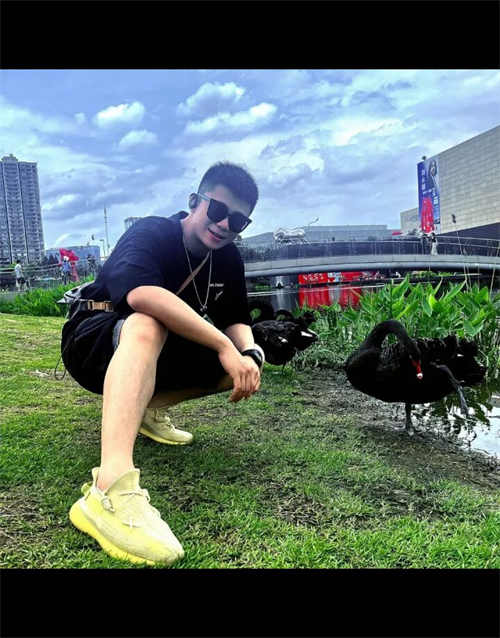 아디다스 이지 부스트 350 V2 테일라이트 FX9017 photo review