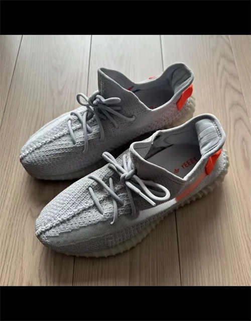 아디다스 이지 부스트 350 V2 테일라이트 FX9017 photo review