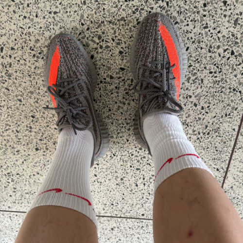 아디다스 이지 부스트 350 V2 벨루가 - 리플렉티브 GW1229 photo review