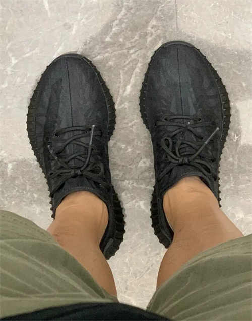 아디다스 이지 부스트 350 V2 모노 클레이 GW2870 photo review