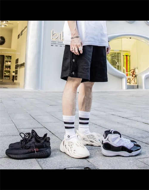 아디다스 이지 부스트 350 V2 믹스 락 GW3774 photo review