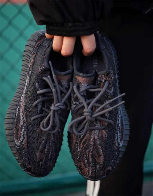 아디다스 이지 부스트 350 V2 믹스 락 GW3774 photo review