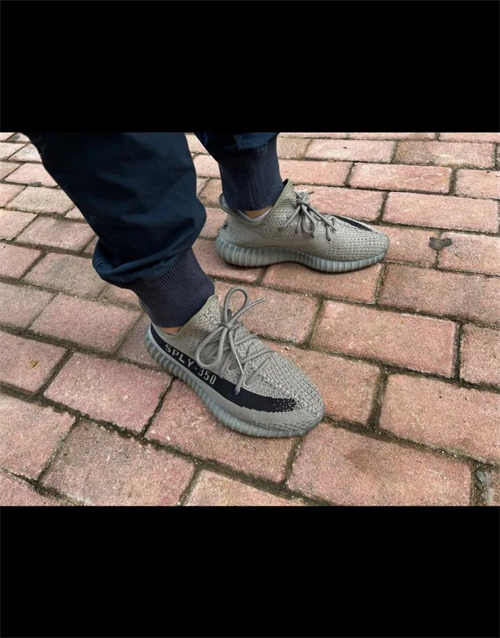 아디다스 이지 부스트 350 V2 그래닛 코어 블랙 HQ2059 photo review