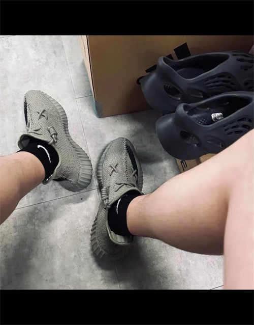 아디다스 이지 부스트 350 V2 그래닛 코어 블랙 HQ2059 photo review