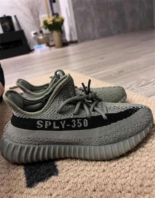 아디다스 이지 부스트 350 V2 그래닛 코어 블랙 HQ2059 photo review