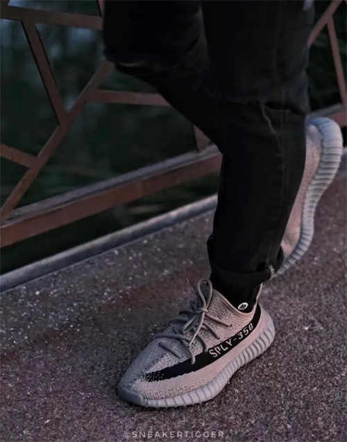 아디다스 이지 부스트 350 V2 그래닛 코어 블랙 HQ2059 photo review