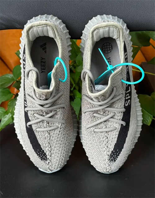 아디다스 이지 부스트 350 V2 그래닛 코어 블랙 HQ2059 photo review