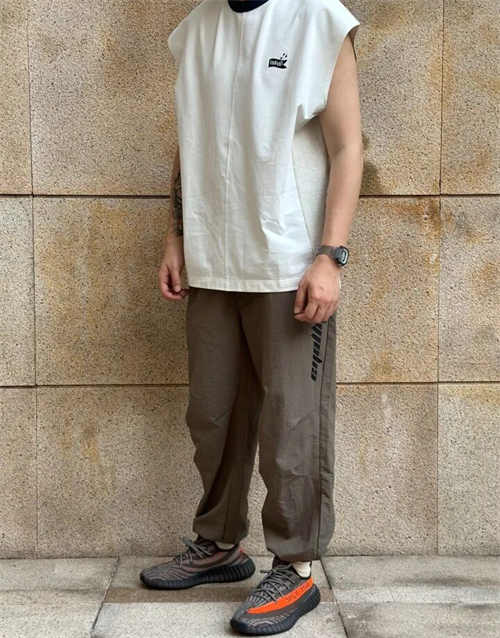 아디다스 이지 부스트 350 V2 카본 벨루가 HQ7045 photo review