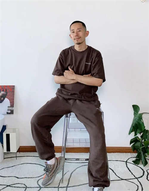 아디다스 이지 부스트 350 V2 카본 벨루가 HQ7045 photo review