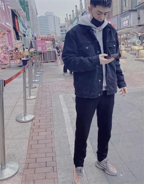 아디다스 이지 부스트 350 V2 카본 벨루가 HQ7045 photo review